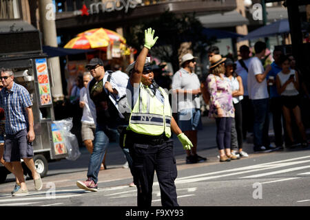 Police woman diriger la circulation près de Herald Square à Manhattan, New York City, USA Banque D'Images