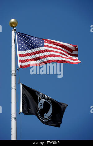 Le pavillon de l'United States survolant un prisonnier de guerre / Missing in action drapeau sur un mât contre le ciel bleu Banque D'Images