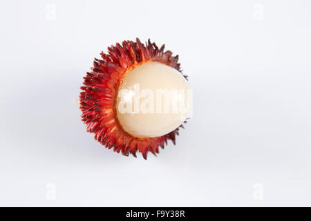 Pulasan peau épaisse ou ramboutan sauvages sur le fond blanc Banque D'Images