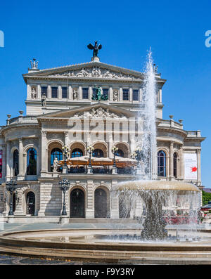Allemagne, Hesse, Frankfurt am Main, vue de l'ancien opéra avec fontaine Lucae Banque D'Images