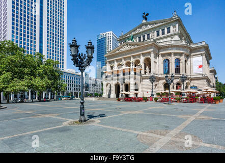 Allemagne, Hesse, Frankfurt am Main, Place de l'opéra avec la vue de l'ancien opéra Alte Oper, Banque D'Images