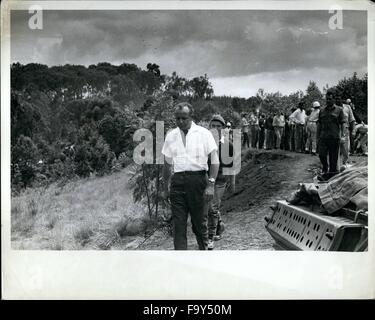 1968 - Le Colonel Jean 'Black Jack' Schramme est l'un des rares dirigeants mercenaires en Afrique noire à diriger la réussite d'un coup d"etat sur un dictotor Africar. Mercenaires blancs tenue à Shangugu Camp, le Rwanda. OPS : Col Sekrarume menant ses mercenaires avant de mission de l'OUA. © Keystone Photos USA/ZUMAPRESS.com/Alamy Live News Banque D'Images