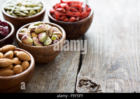 Variété de fruits secs dans des petits bols en bois Banque D'Images