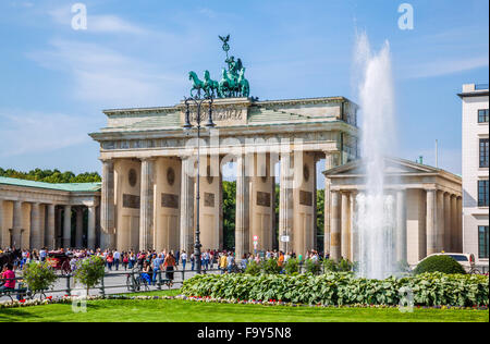 Allemagne, Berlin Mitte, visiteur la foule à la Pariser Platz, Porte de Brandebourg Banque D'Images