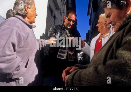 Vendeur de loterie sur la Plaza Larga.Albaicín trimestre. Grenade, Andalousie, Espagne Banque D'Images