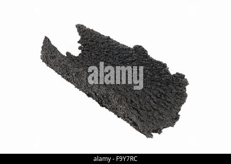 L'accumulation dangereuse de la créosote enlevés d'un tuyau de cheminée poêle à bois. Banque D'Images