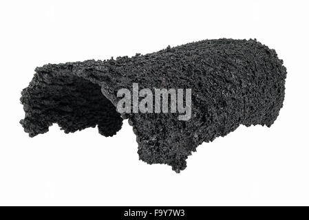 L'accumulation dangereuse de la créosote enlevés d'un tuyau de cheminée poêle à bois. Banque D'Images