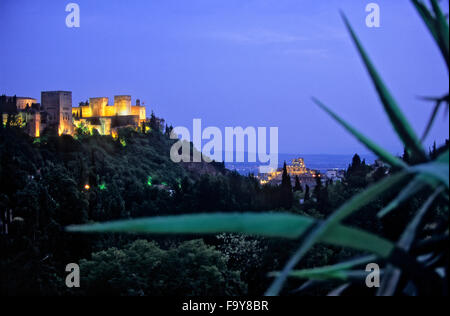 La cathédrale et l'Alhambra, vues du Sacromonte (quartier gitan quartier troglodyte), Grenade, Andalousie, Espagne, Europe. Banque D'Images