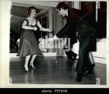 1955 - Anna Neagle Twists à ouvrir de nouveaux studios de danse : Anna Neagle elle-même était l'invité d'honneur lors d'une fête pour les membres-fondateurs étant donné pour célébrer l'ouverture de la nouvelle/Anna Neagle Fred Astaire Dancing Studios à Mayfair. La partie s'est déroulé avec un bang avec champagne, et est allé sur avec le Twist, avec Anna Neagle dehors là maintenant avec le reste de la clientèle. Relations sérieuses in torsion pour Anna Neagle, et 19-year-old guest Grenville Collins. © Keystone Photos USA/ZUMAPRESS.com/Alamy Live News Banque D'Images