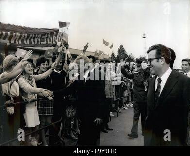 Pham Van Dong en Bulgarie sur une visite amicale en Bulgarie est arrivé Pham Van Dong, Polibureau membre du CC du Parti travailleur DRV et premier ministre. 6e août 1973. Lui et le DRV s parti-délégation gouvernementale dirigée par lui ont été une cordiale bienvenue dans tout le pays. Les discussions menées avec le parti et le gouvernement bulgare haut personnes liquidées par la signature de documents d'intérêt commun. OPS : Pham Van Dong à l'aéroport de Sofia. Stanko Todorov (à droite) aussi, est présent à la cérémonie d'arrivée. 6 août 1973 © Keystone Photos USA/ZUMAPRESS.com/Alamy Live News Banque D'Images