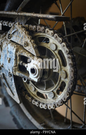 Close up image d'une chaîne de moto boueuses. Banque D'Images