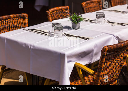 Tables de restaurant confortable prêt au service. Petit coup de poignée Banque D'Images