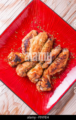 Ailes de poulet en beatifull capsule sur le vieux bois de la table sur l'ange Banque D'Images