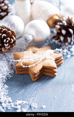 Ornements de Noël et biscuits au gingembre avec de la neige Banque D'Images