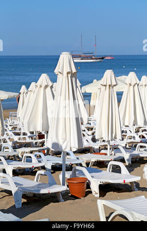 Belle des chaises longues et des parasols sur la plage Banque D'Images