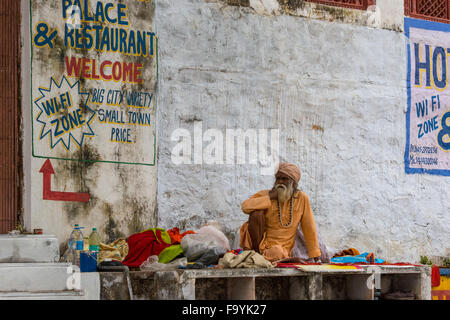 Sadhu à l'entrée d'un ashram sur les rives du lac sacré, Puskhar Banque D'Images