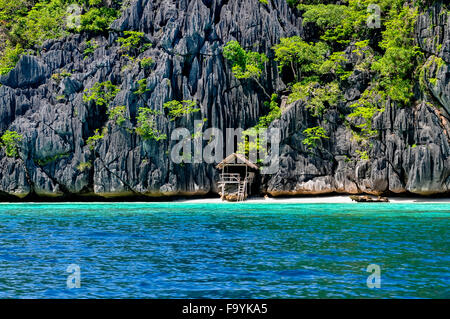 Seul le bambou en bois maison sur pilotis à une petite plage cachée de l'île rocky Banque D'Images