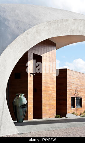 Une structure extérieure incurvée blanc dramatique autour d'un bâtiment qui offre des espaces sociaux et de traitement pour les patients atteints de cancer, dans le parc d'un hôpital. Les soins de santé. Banque D'Images