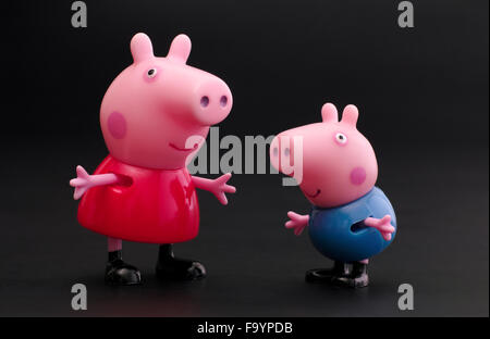 Tambov, Fédération de Russie - 16 décembre 2015 Peppa Pig et George Cochon toy caractères sur fond noir. Studio shot. Banque D'Images