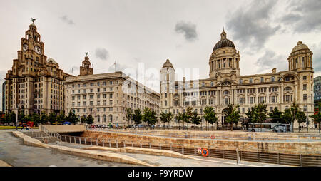 Les trois grâces montrent la beauté de Liverpool's pier head sous la lumière des nuages fragmentés Banque D'Images