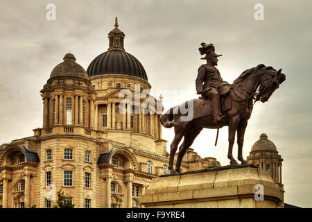 La statue d'Édouard VII garde le port de Liverpool building Banque D'Images