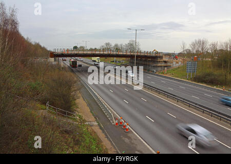 Un nouveau pont de l'autoroute en construction avec la travée principale en place sur des tréteaux et d'autre et temporaire des garde-corps. Banque D'Images