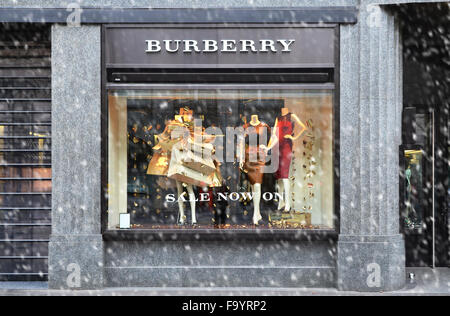 ZURICH, SUISSE - 29 décembre 2013 - boutique Burberry, une maison de mode de luxe britannique, la distribution de l'habillement et de la mode acces Banque D'Images