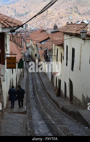 Étroites rues pavées menant des ruines inca de Saksaywaman au quartier central de Cusco, au Pérou. Banque D'Images