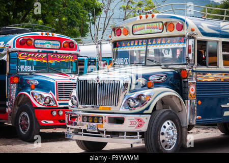 Jeepney bleu et blanc permanent Bus Banque D'Images