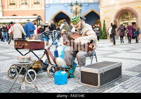 Vieux musicien de la rue sur la place de la ville de Prague, en République tchèque, l'Europe. Banque D'Images