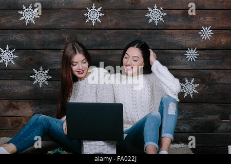 Deux belles filles de l'emplacement sur le plancher Banque D'Images