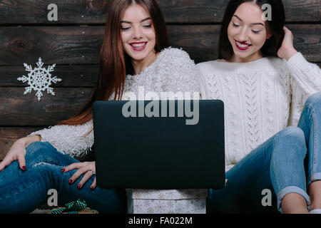 Deux belles filles de l'emplacement sur le plancher Banque D'Images