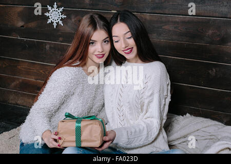 Deux belles filles à Noël Banque D'Images