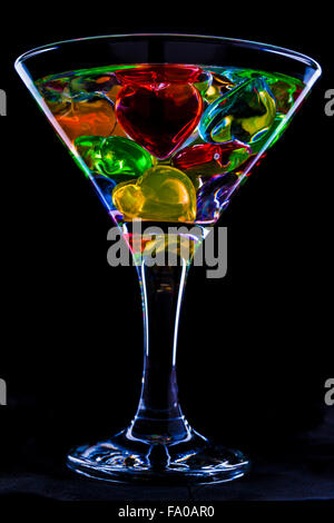 Photo d'un verre de la martini décoré avec des coeurs de différentes couleurs. Banque D'Images