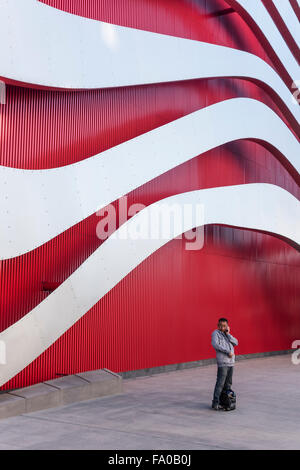 Une personne est très faible par rapport à l'extérieur de l'architecture contemporaine de l'Petersen Automotive Museum de Los Angeles. Banque D'Images