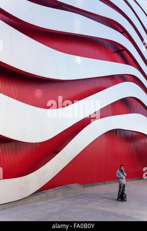 Une personne est très faible par rapport à l'extérieur de l'architecture contemporaine de l'Petersen Automotive Museum de Los Angeles. Banque D'Images