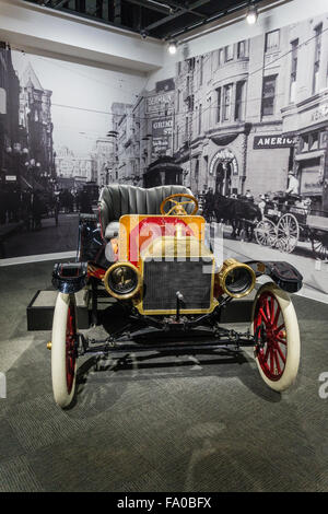 1910 Ford Model T Roadster à l'affiche au Musée Petersen Automotive à Los Angeles, Californie. Banque D'Images