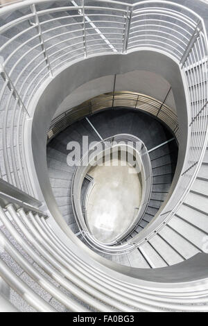 Escaliers en spirale au Petersen Automotive Museum de Los Angeles forme une image graphique forte. Banque D'Images