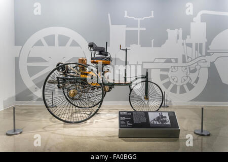 La première voiture pratique, le benz Patent-Motorwagen 1886, à l'affiche au Musée Petersen Automotive à Los Angeles. Banque D'Images