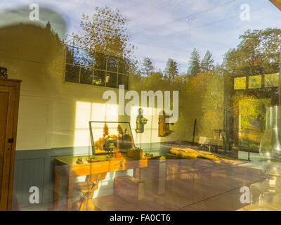 À la recherche de l'extérieur de la fenêtre du bureau le Paradis Depot Museum, l'ancienne gare avec la période s'affiche. Banque D'Images