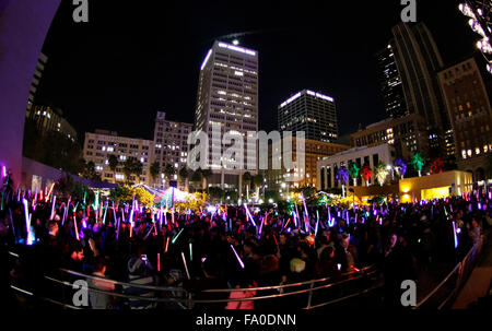 Los Angeles, Californie, USA. Dec 18, 2015. Un combat au sabre laser a lieu à Los Angeles vendredi soir, où des milliers de ''Star Wars'' fans se sont réunis pour établir un record du monde.Fans étaient habillés comme des combattants de la ''côté Jedi'' et ''Dark'' côté pendant la lutte amicale Pershing Square au centre-ville de Los Angeles.Le record a été établi pour le plus grand combat de sabre laser sur 24 heures, et a été soutenue par les villes participantes à San Diego, San Francisco et Seattle.Le sabre laser bataille a coïncidé avec l'ouverture de Star Wars The Force s'éveille et l'événement de deux jours a été organisé par Newmindspace Banque D'Images