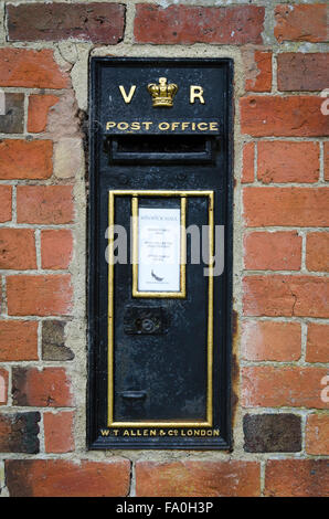 Lettre noir fort en mur de briques, près de Honey Hill, Northamptonshire, Angleterre Banque D'Images