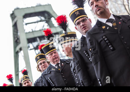 Chorale des mineurs à la cérémonie de fermeture de la mine de charbon de l'Auguste Victoria, dans la région de Marl, Allemagne, la mine a été fermée après 116 ans Banque D'Images