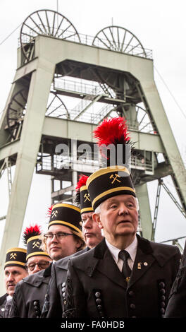 Chorale des mineurs à la cérémonie de fermeture de la mine de charbon de l'Auguste Victoria, dans la région de Marl, Allemagne, la mine a été fermée après 116 ans Banque D'Images