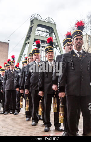 Chorale des mineurs à la cérémonie de fermeture de la mine de charbon de l'Auguste Victoria, dans la région de Marl, Allemagne, la mine a été fermée après 116 ans Banque D'Images