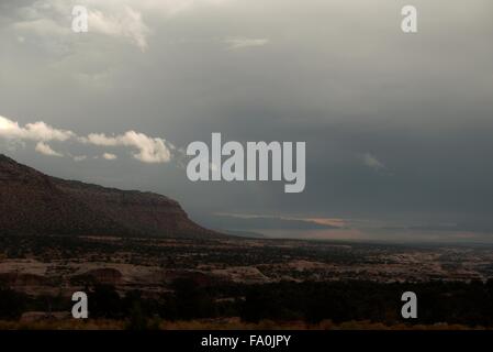 Quitter le haut plateau désertique de Cedar Mesa, des faisceaux de lumière commencent à se former dans l'ombre Banque D'Images