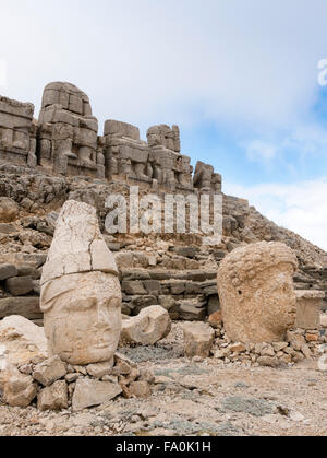 La tête baissée de la statue du roi Antiochos I, Nemrut Dagi Tumulus, Kahta, Adıyaman, au sud-est de l'Anatolie, la Turquie. Banque D'Images