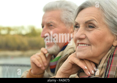 Couple près de river Banque D'Images
