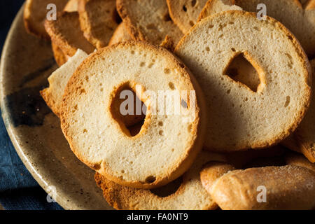 Des bagel de blé jetons sur une plaque Banque D'Images