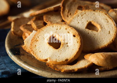 Des bagel de blé jetons sur une plaque Banque D'Images